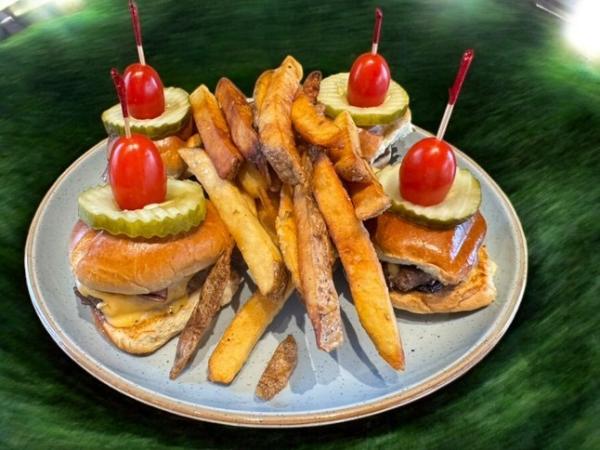 476245428_1907644973392073_1711313597201207999_n-Photoroom 4 Chipotle aioli sliders